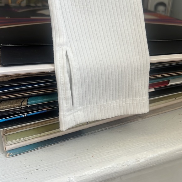 Basic- Keyhole Ribbed Tee - Picture 4 of 4